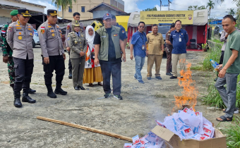 Bawaslu Sintang Saksikan Pemusnahan Surat Suara Rusak dan Lebih untuk Pilkada 2024