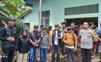 Stefanus Kardi Tinjau beberapa TPS di Kecamatan Serawai, Pastikan Proses Pemungutan Suara Tertib