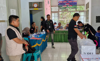 Aloysius Kusnadi Monitoring Rapat Pleno Terbuka Rekapitulasi Suara Pilkada 2024 di Kecamatan Kelam Permai