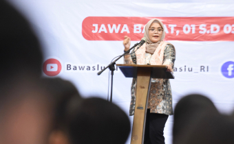 Anggota Bawaslu Lolly Suhenty saat menyampaikan arahannya dalam kegiatan Pendidikan Pengawas Partisipatif bertema Berfungsi dan Bergerak Untuk Pemilu 2029 yang Bermartabat, di Bogor, Jawa Barat, Jumat (1/8/2025) malam.