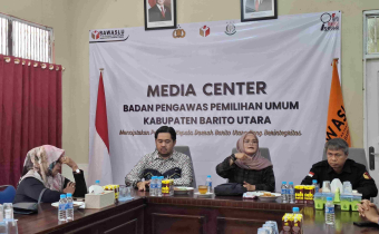 Anggota Bawaslu RI Lolly Suhenty dan Ketua Bawaslu Barito Utara Adam Parawansa di Kantor Bawaslu Barito Utara melakukan pengecekan kesiapan pemungutan suara ulang, Jumat (25/7/2025).