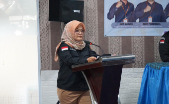 Anggota Bawaslu Lolly Suhenty Memberikan Sambutan Pada Kegiatan Penguatan Kapasitas Pengawas Pemilu Ad Hoc, Muara Teweh(23/7/2025)