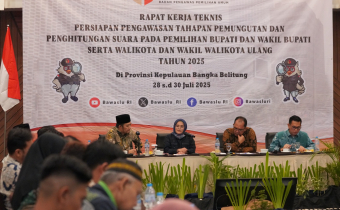 Anggota Bawaslu RI Lolly Suhenty saat membuka Rapat Kerja Teknis Persiapan Pengawasan Tahapan Pemungutan dan Penghitungan Suara di Bangka Tengah, Senin (28/7/2025).