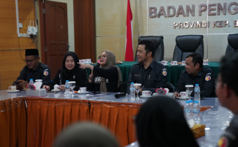 Lolly Suhenty memberikan arahan kepada jajaran pengawas pemilu, di kantor Bawaslu Provinsi Kepulauan Bangka Belitung, Senin (28/7/2025).