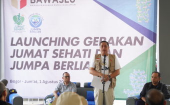 Anggota Bawaslu Herwyn JH Malonda saat memberikan sambutannya saat peluncuran Gerakan Jumat Sehati dan Jumpa Berlian di Kantor Bawaslu Kabupaten Bogor, Jumat (1/8/2025)/Foto: Publikasi dan Pemberitaan Bawaslu