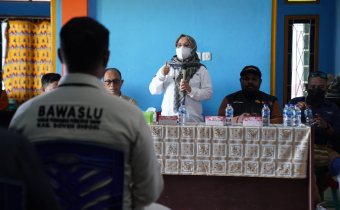 Anggota Bawaslu Lolly Suhenty saat memberikan arahan terkait PSU di kantor Bawaslu Kabupaten Boven Digoel, Papua Selatan, Selasa (5/8/2025)/Foto: Publikasi dan Pemberitaan Bawaslu