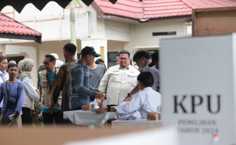 Ketua Bawaslu Rahmat Bagja melakukan pengawasan langsung di TPS 7 Kelurahan Melayu, Barito Utara, Kalimantan Tengah pada Rabu (6/8/2025)/Foto: Publikasi dan Pemberitaan Bawaslu
