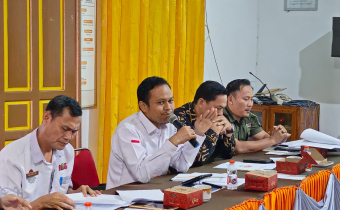 Suasana FGD Kajian Teknis Penataan Dapil dan Verifikasi Partai Politik di Kantor KPU Sintang (20/8/2025).