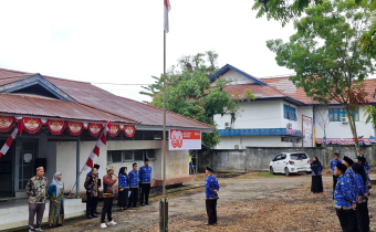 Suasana pelaksanaan upacara peringatan Hari Ulang Tahun ke-80 Republik Indonesia di halaman Kantor Bawaslu Sintang (17/8/2025).