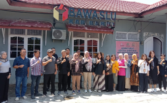 Foto bersama Anggota Bawaslu RI dan keluarga besar Bawaslu Barito Utara, di Kantor Bawaslu Kabupaten Barito Utara, Hari Jumat (25/7/2025).