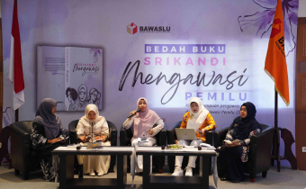 Bedah Buku Srikandi Mengawasi Pemilu bersama para penulis dan narasumber di Banda Aceh, Rabu (30/7/2025)/Foto: Publikasi dan Pemberitaan Bawaslu