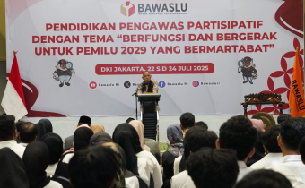 Anggota Bawaslu Totok Hariyono saat membuka Pendidikan Partisipatif dengan tema Berfungsi dan Bergerak untuk Pemilu 2029 yang Bermartabat, di Jakarta, Selasa malam, (22/7/2025).