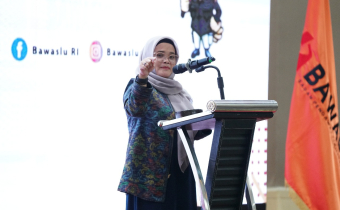 Anggota Bawaslu Lolly Suhenty membuka Rapat Kerja Teknis Penyusunan Kebijakan Pengawasan Partisipatif serta Kick-off Pendidikan Pengawasan Partisipatif Dalam Jaringan yang digelar secara luring dan daring, di Jakarta, Kamis malam (23/10/2025). Foto: Pemberitaan dan Publikasi Bawaslu RI