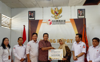 Anggota Bawaslu Kalbar, Faisal Riza, Serahkan Santunan Dana Kerohiman Untuk Almarhum Doni Arpandi