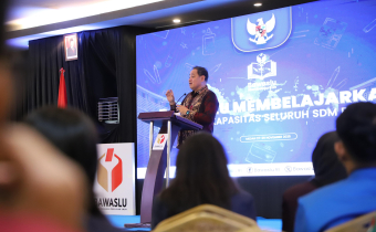 Anggota Bawaslu Herwyn JH Malonda dalam Bawaslu Membelajarkan yang digelar di Medan, Kamis, (27/11/2025).