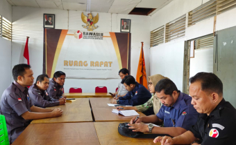 Koordinasi Bawaslu dan KPU Sintang terkait tahapan Pemutakhiran Data Pemilih Berkelanjutan 2026 di kantor Bawaslu Sintang.