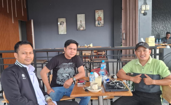 Ketua Bawaslu Kabupaten Sintang, Stefanus Kardi, berdiskusi bersama perwakilan masyarakat sipil dalam kegiatan konsolidasi demokrasi di Warung Kopi D’Lounge Pasar Inpres, Rabu (4/3/2026).