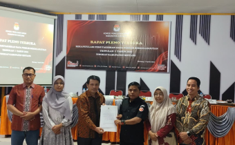 Anggota Bawaslu Kabupaten Sintang menerima berita acara hasil Rapat Pleno Terbuka Rekapitulasi PDPB Triwulan I Tahun 2026 di Aula KPU Kabupaten Sintang.