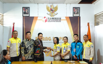 Kegiatan penerimaan mahasiswa magang dari STKIP Persada Khatulistiwa Sintang oleh Badan Pengawas Pemilihan Umum Kabupaten Sintang di Kantor Bawaslu Kabupaten Sintang.
