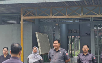 Pimpin Apel Senin, Muhamad Romadhon Ingatkan Jajaran Bawaslu Sintang Jaga Disiplin dan Kesehatan